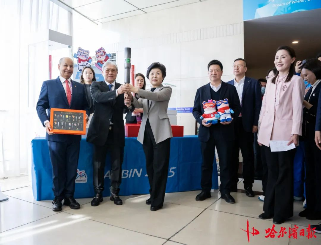 亚奥理事会与亚冬会组委会互赠火炬